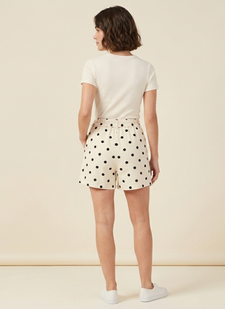 Short corto con lunares