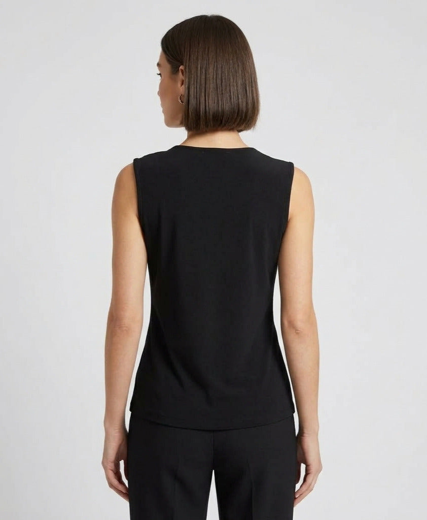 Blusa con broche en el hombro