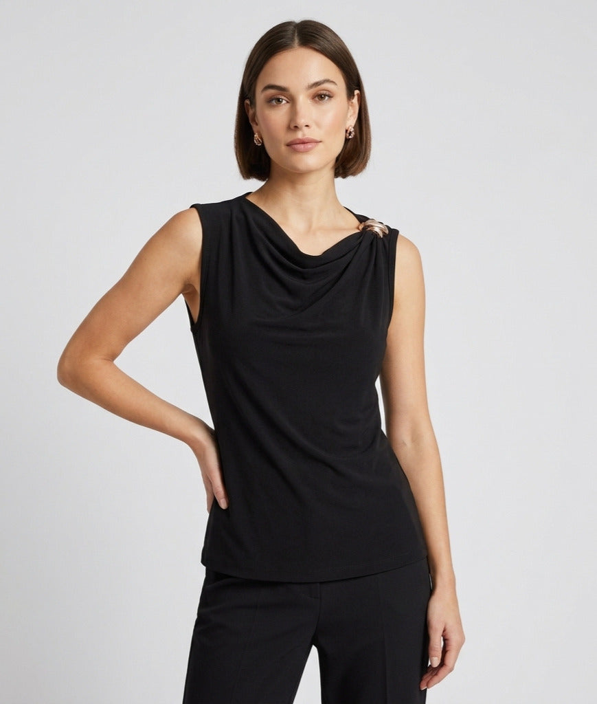 Blusa con broche en el hombro
