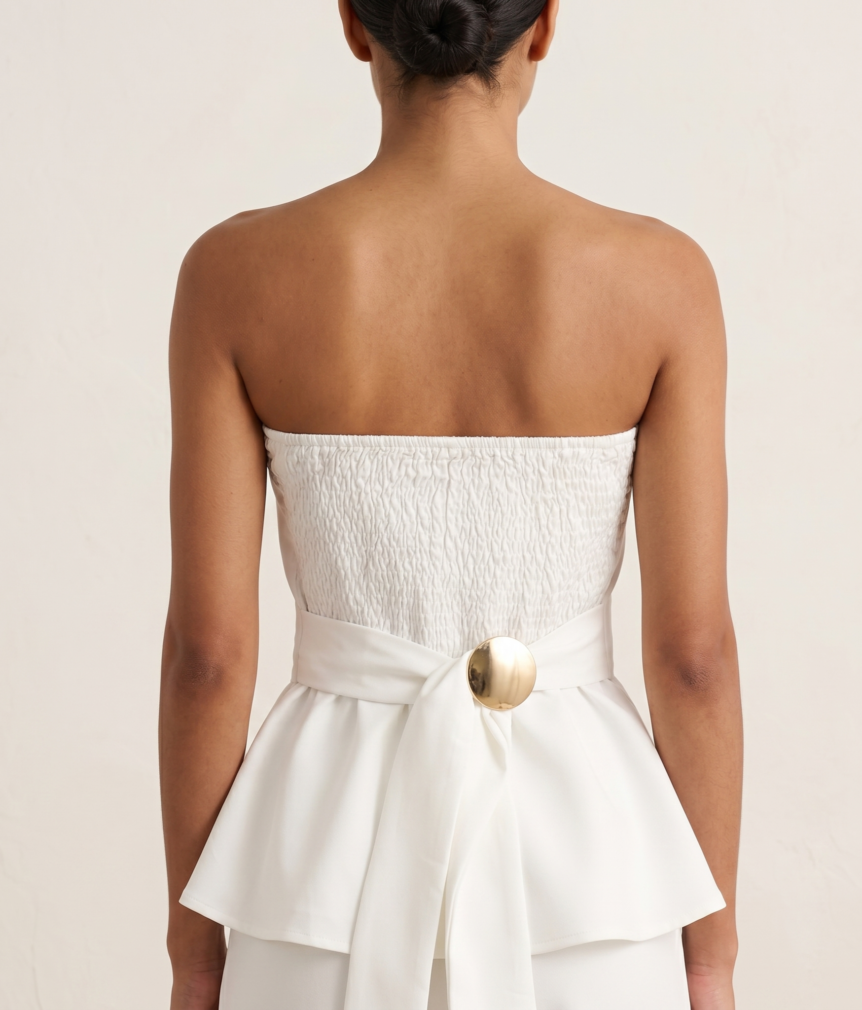 Blusa estraple con detalle en la espalda